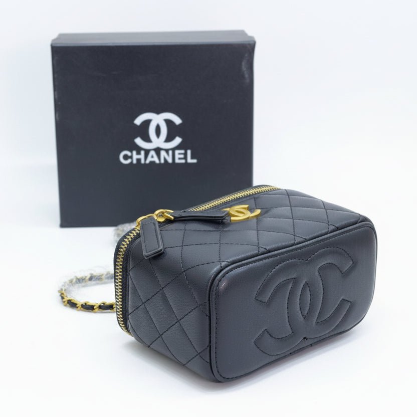 Chanel Quilted Leather Vanity Case with Gold-Tone Hardware ✨👜🖤