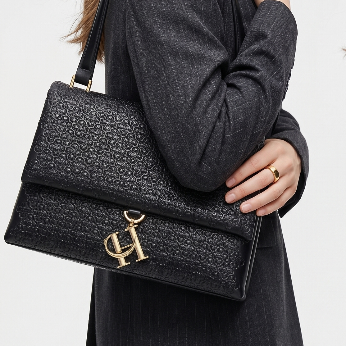 Chic Embossed Black Handbag with Gold-Tone Charm 🖤👜✨
