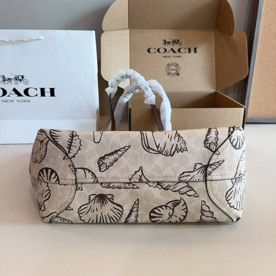 COACH: Signature Carryall Tote 👜✨
