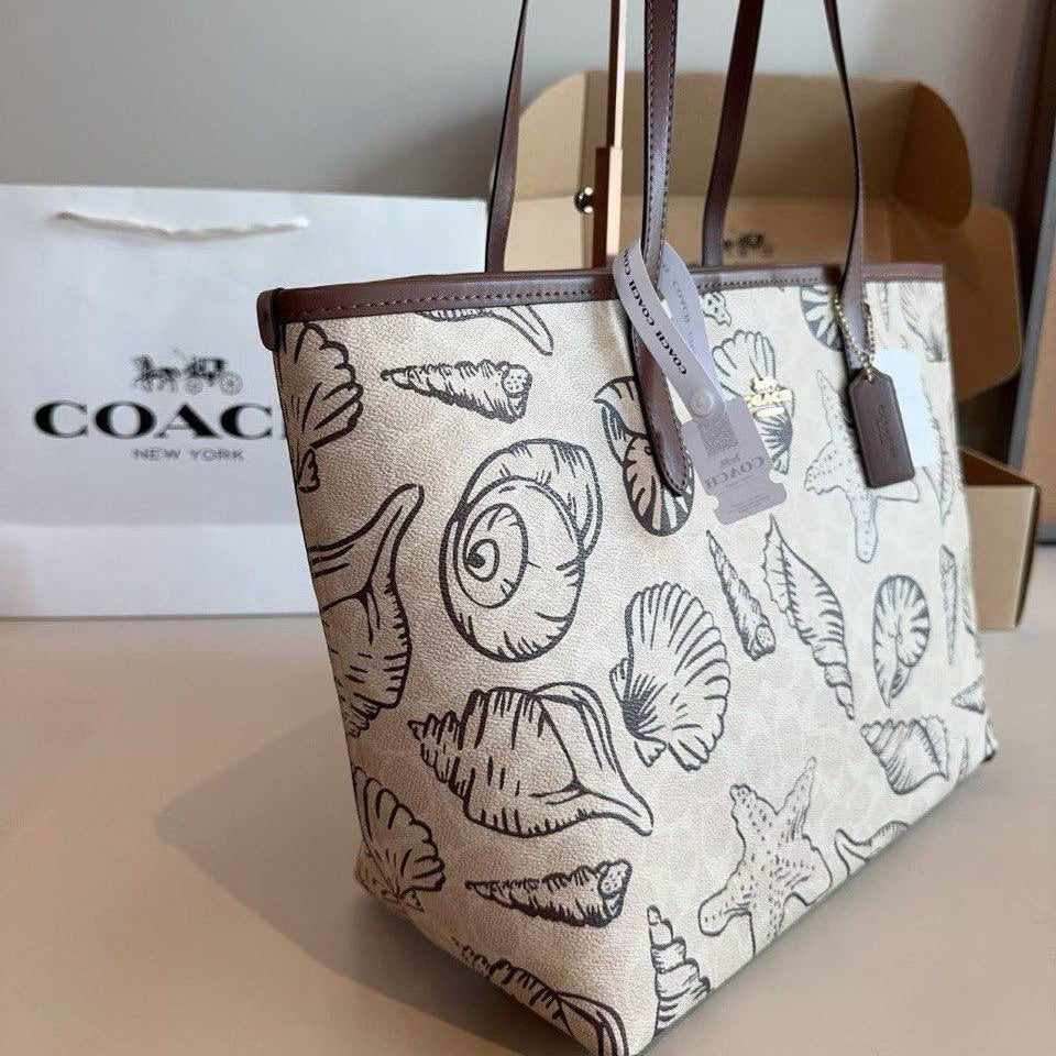 COACH: Signature Carryall Tote 👜✨