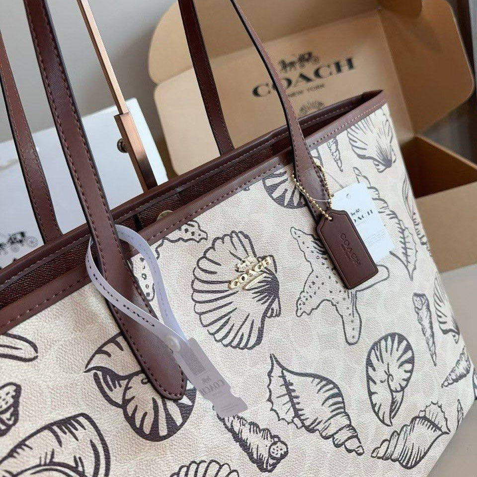 COACH: Signature Carryall Tote 👜✨