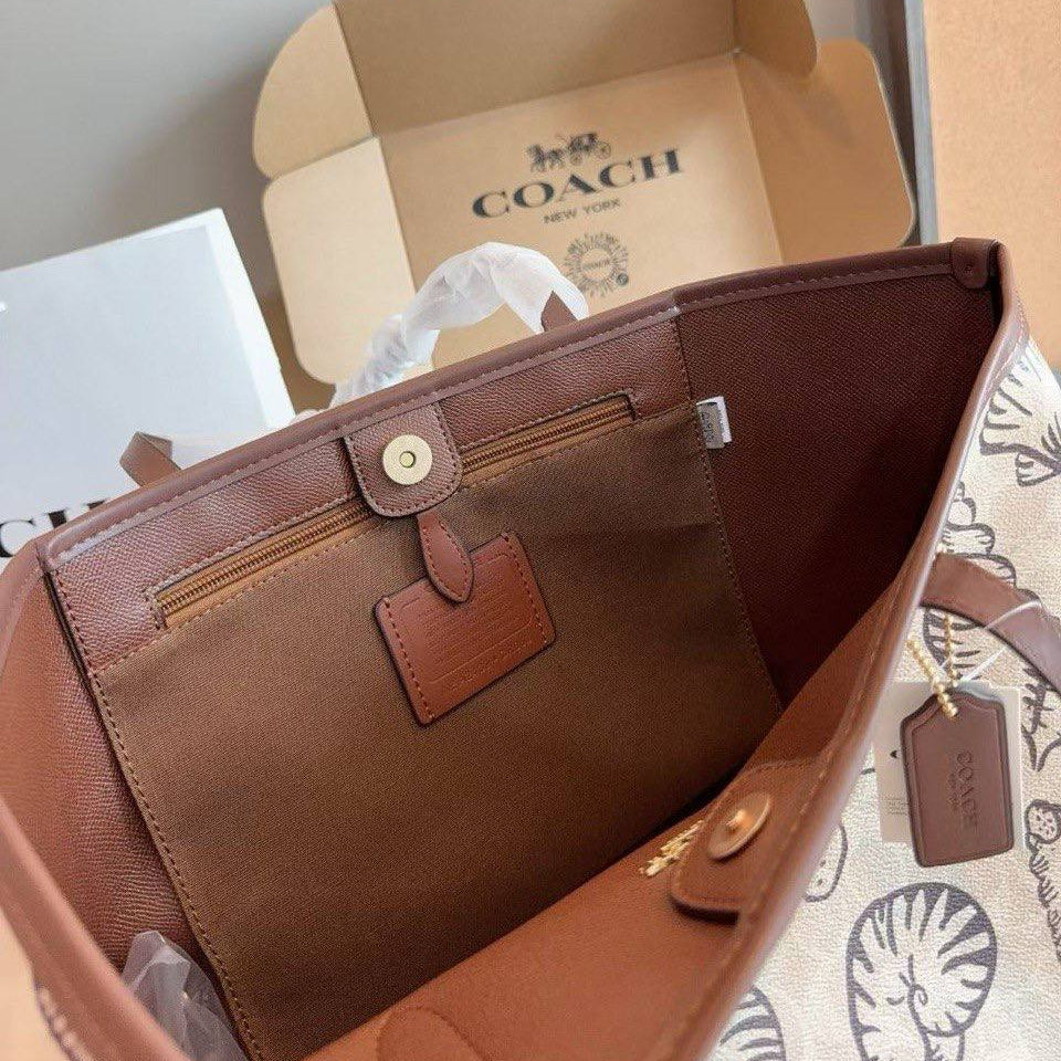 COACH: Signature Carryall Tote 👜✨
