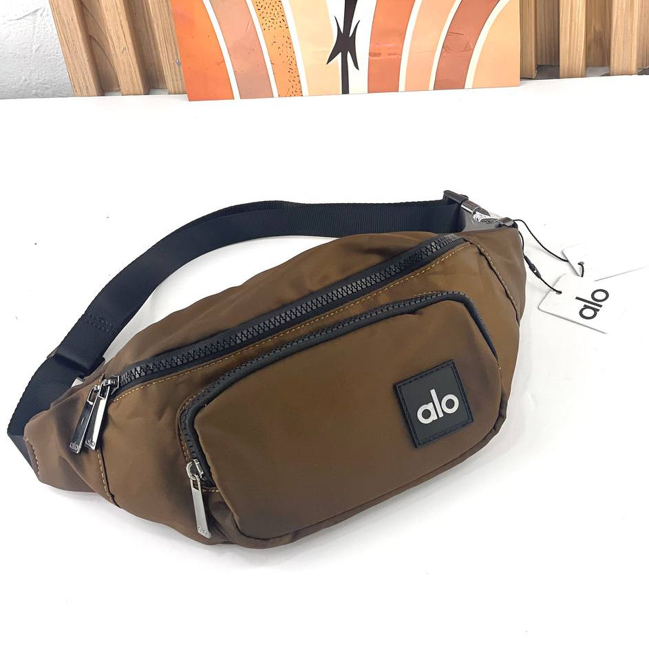 Alo Yoga Essential Belt Bag in Winter Ivy Green 🌿✨