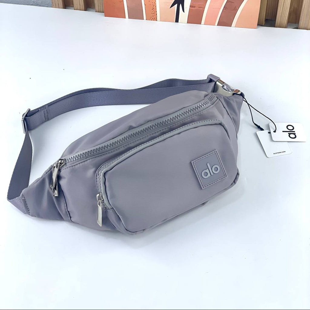 Alo Yoga Essential Belt Bag in Winter Ivy Green 🌿✨