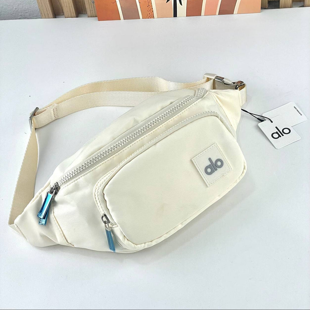 Alo Yoga Essential Belt Bag in Winter Ivy Green 🌿✨