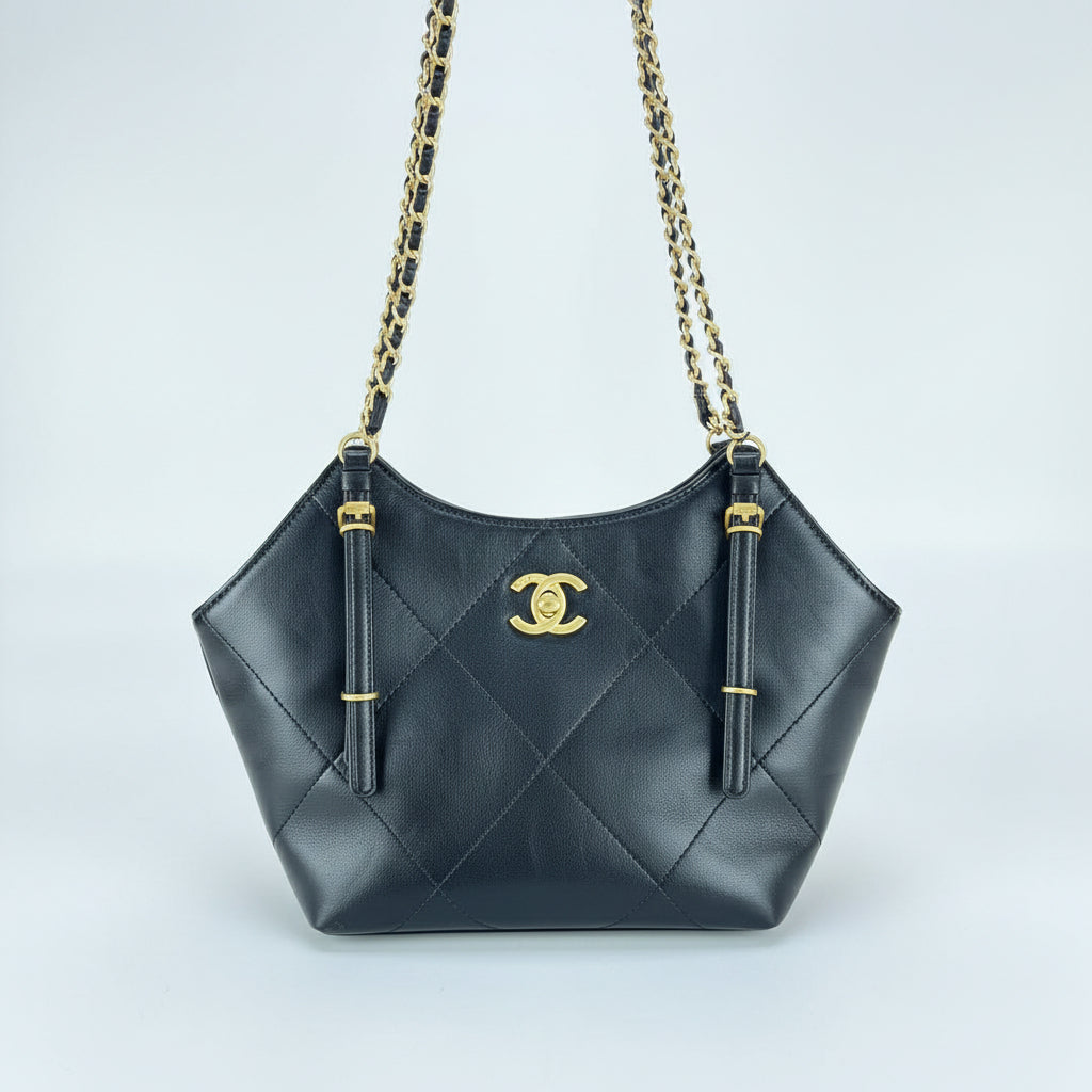 Chanel Quilted Shoulder Bag with Elegant Gold-Tone Hardware ✨👜