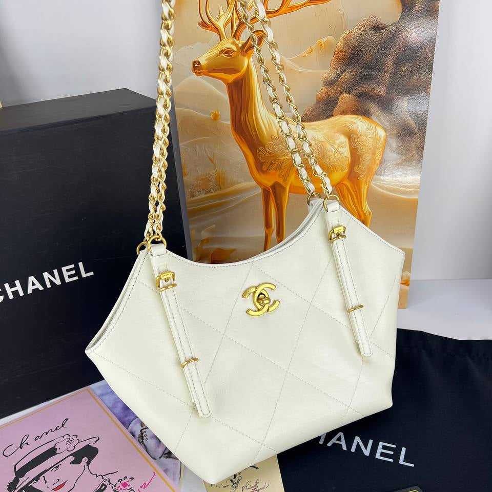 Chanel Quilted Shoulder Bag with Elegant Gold-Tone Hardware ✨👜
