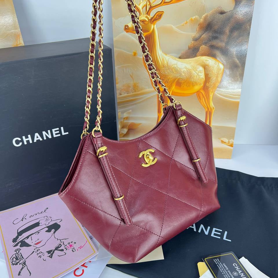 Chanel Quilted Shoulder Bag with Elegant Gold-Tone Hardware ✨👜