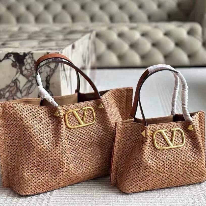 VALENTINO: Top Quality Bag 🖤🤍🤎