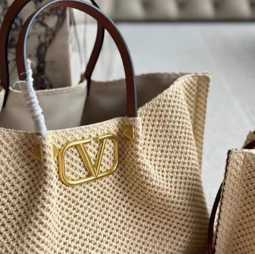 VALENTINO: Top Quality Bag 🖤🤍🤎