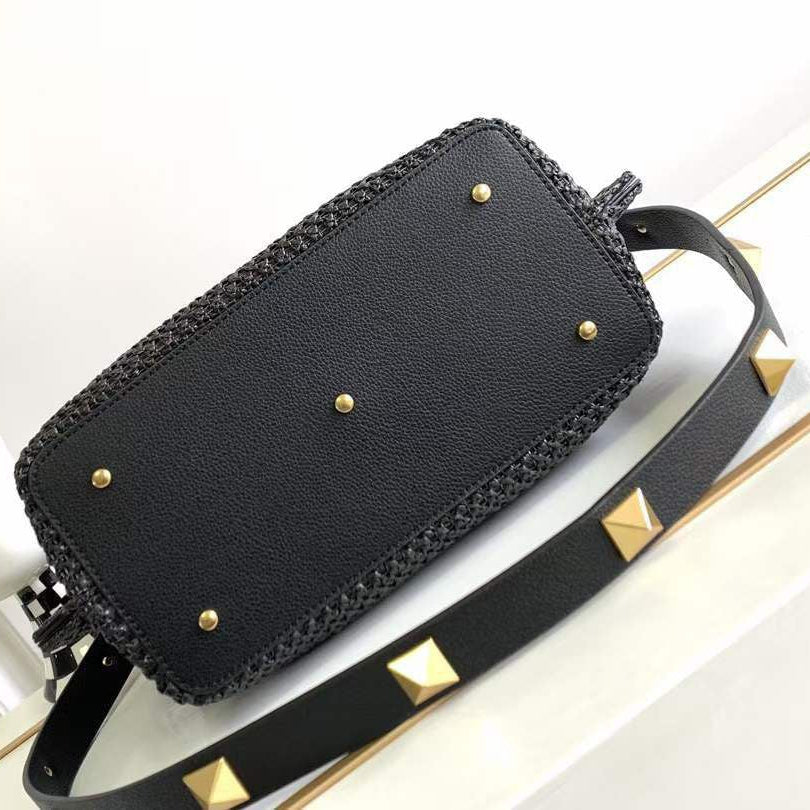 VALENTINO: Top Quality Bag 🖤🤍🤎