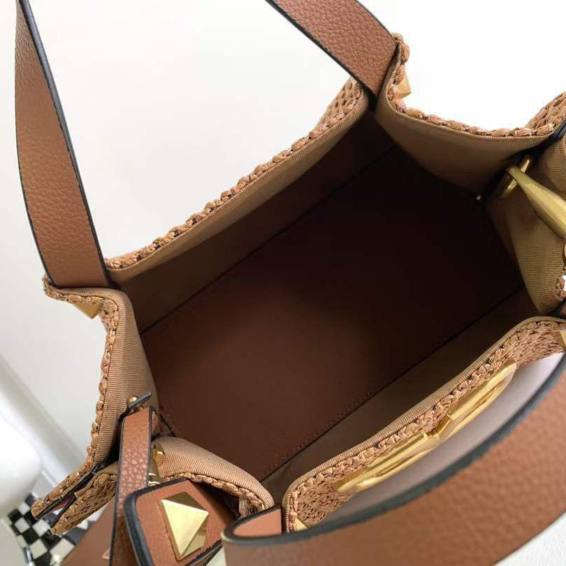 VALENTINO: Top Quality Bag 🖤🤍🤎