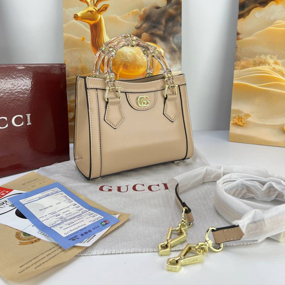 Gucci Bamboo Handle Handbag with Gold Tone Hardware 👜✨