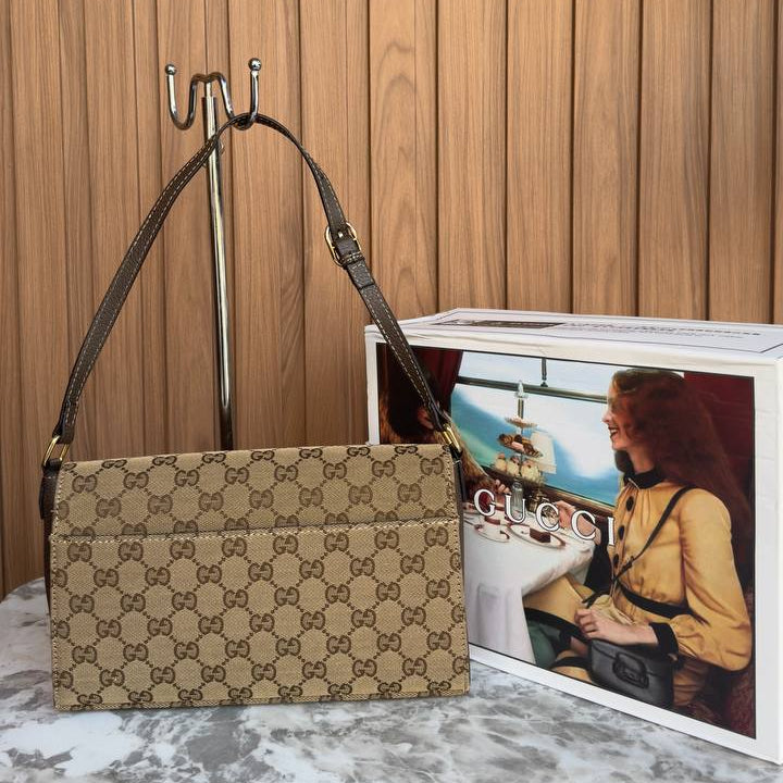 Gucci Horsebit Shoulder Bag in Sleek Black Leather 👜✨