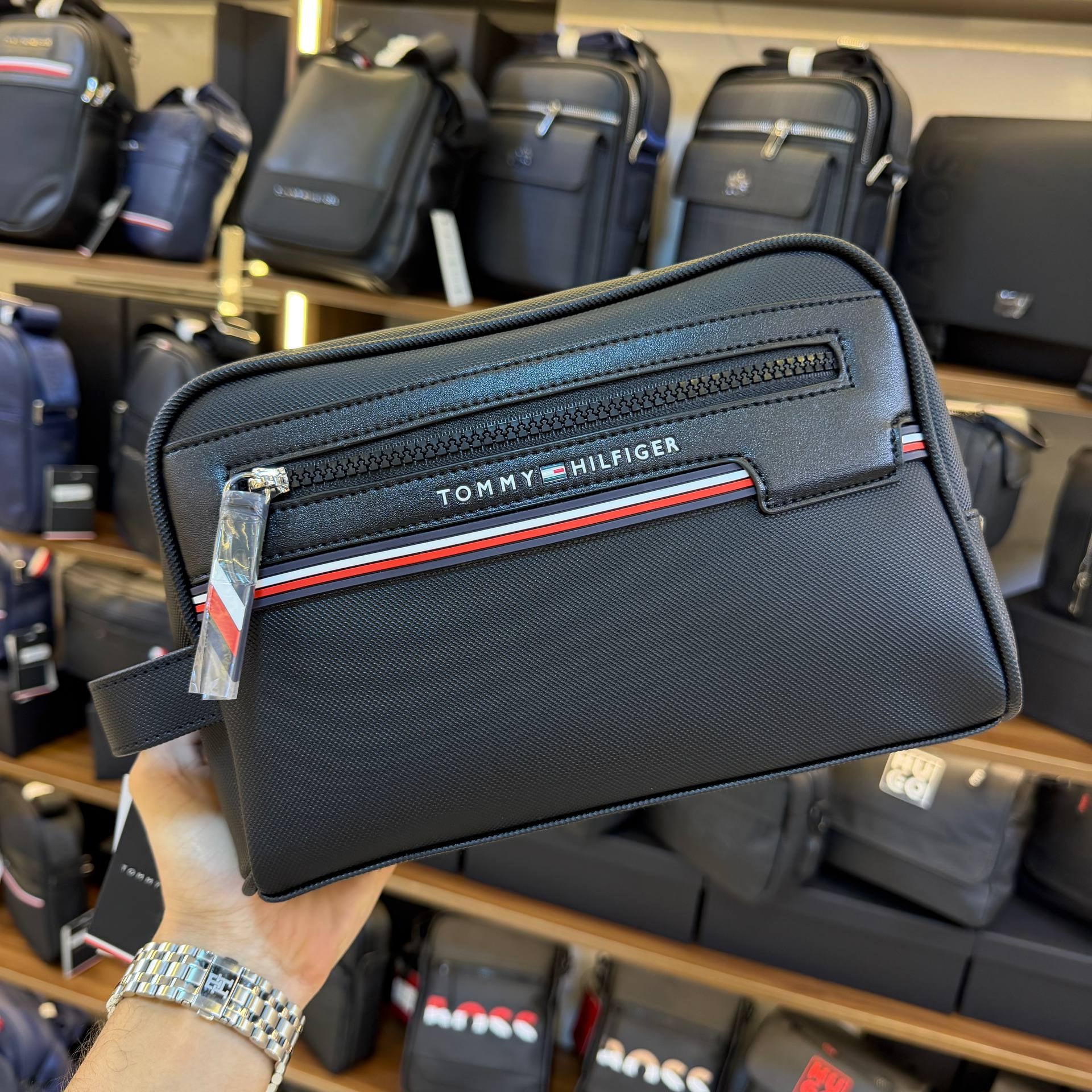 Tommy Hilfiger Signature Stripe Toiletry Bag in Black ✈️💼