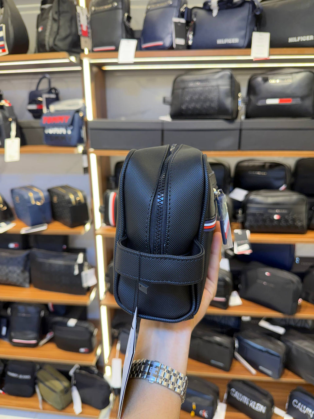 Tommy Hilfiger Signature Stripe Toiletry Bag in Black ✈️💼
