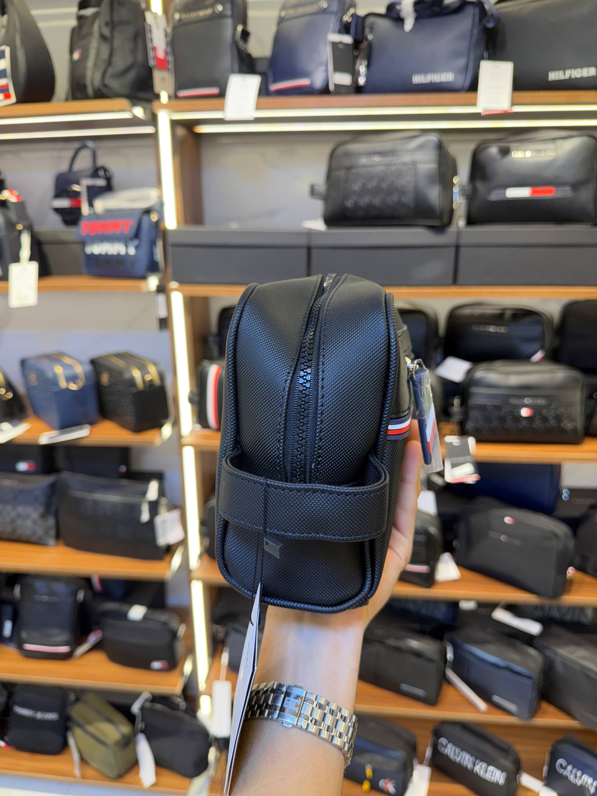 Tommy Hilfiger Signature Stripe Toiletry Bag in Black ✈️💼