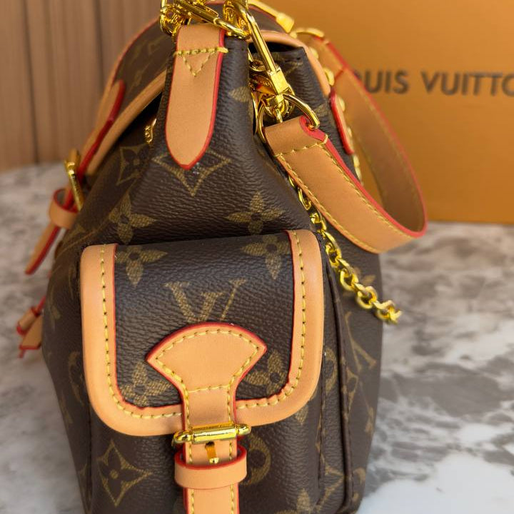 Louis Vuitton Monogram Handbag with Gold-Tone Chain Details 👜✨