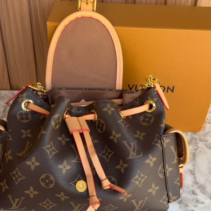 Louis Vuitton Monogram Handbag with Gold-Tone Chain Details 👜✨