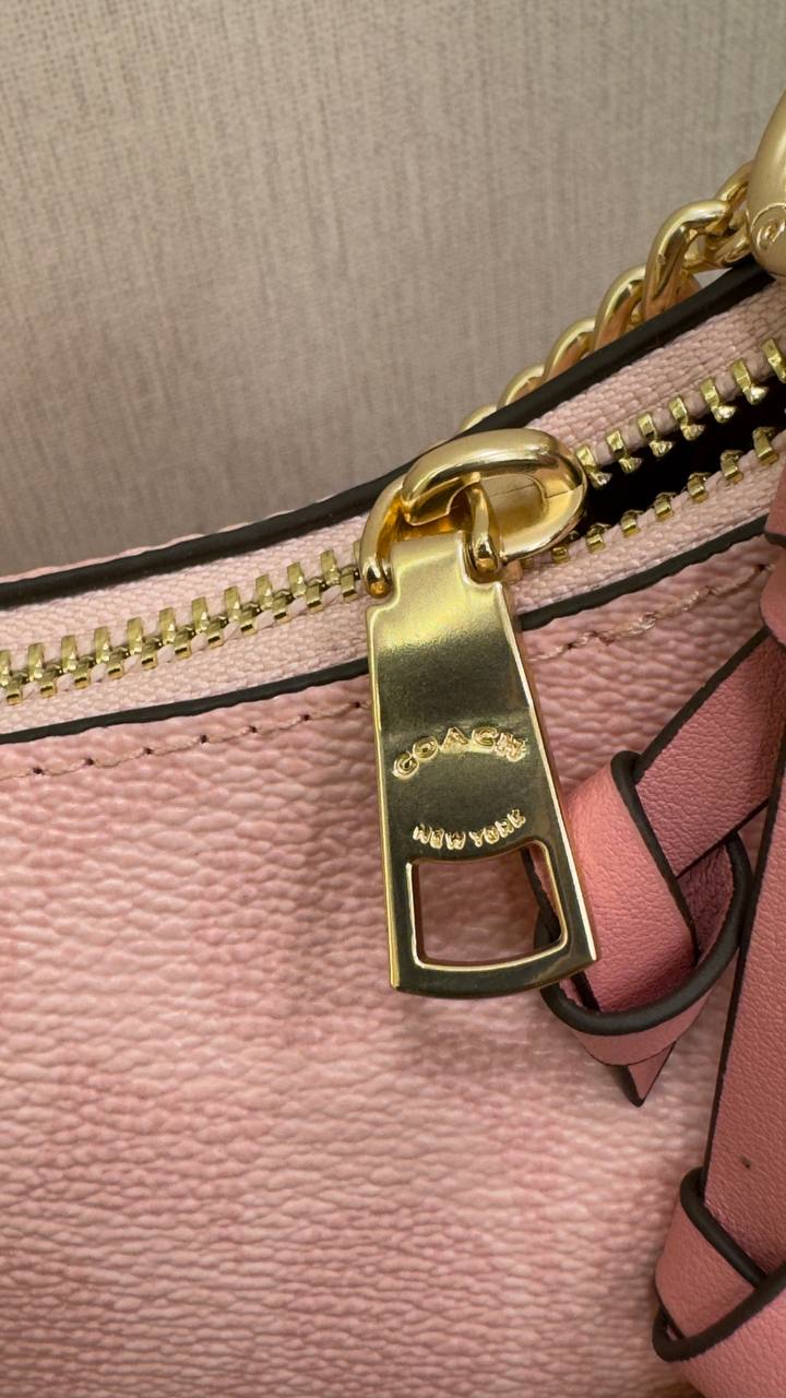 Coach Pink Shoulder Bag with Floral Charm and Gold Hardware 🌸👜