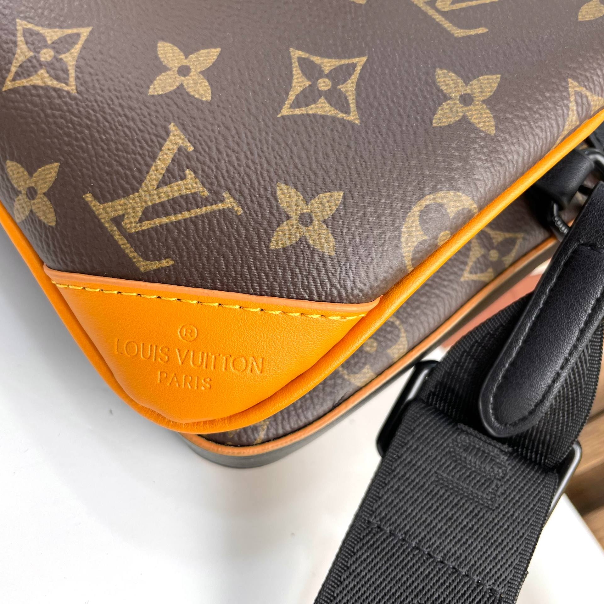 Louis Vuitton Monogram Canvas Crossbody with Detachable Pouch 👜✨