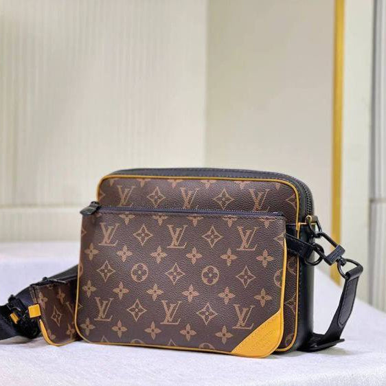 Louis Vuitton Monogram Canvas Crossbody with Detachable Pouch 👜✨