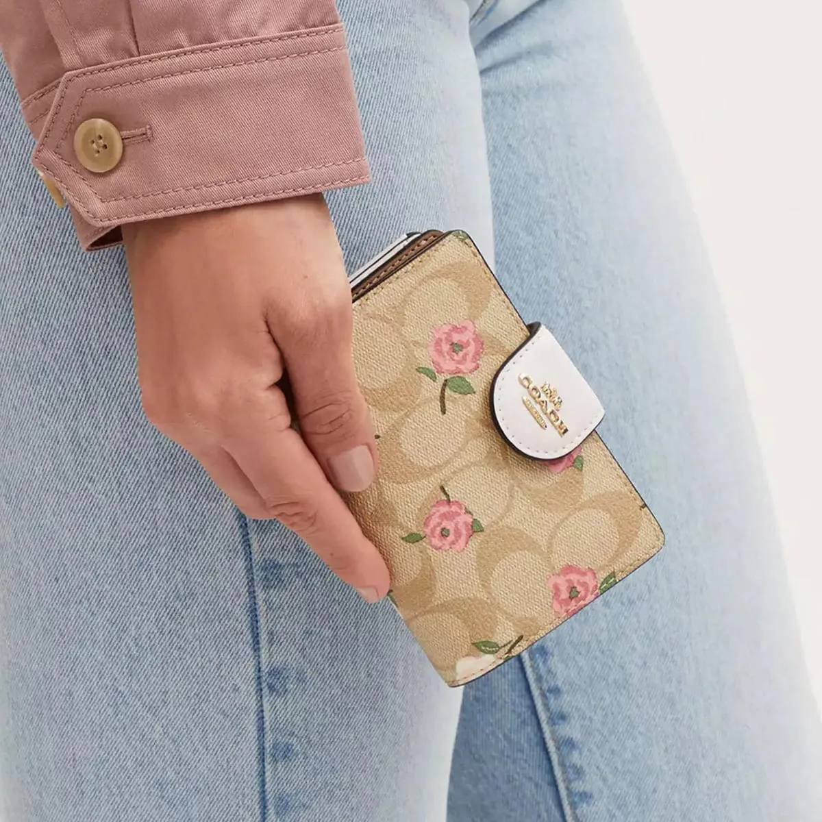 Coach Signature Floral Print Medium Corner Zip Wallet 🌸👜