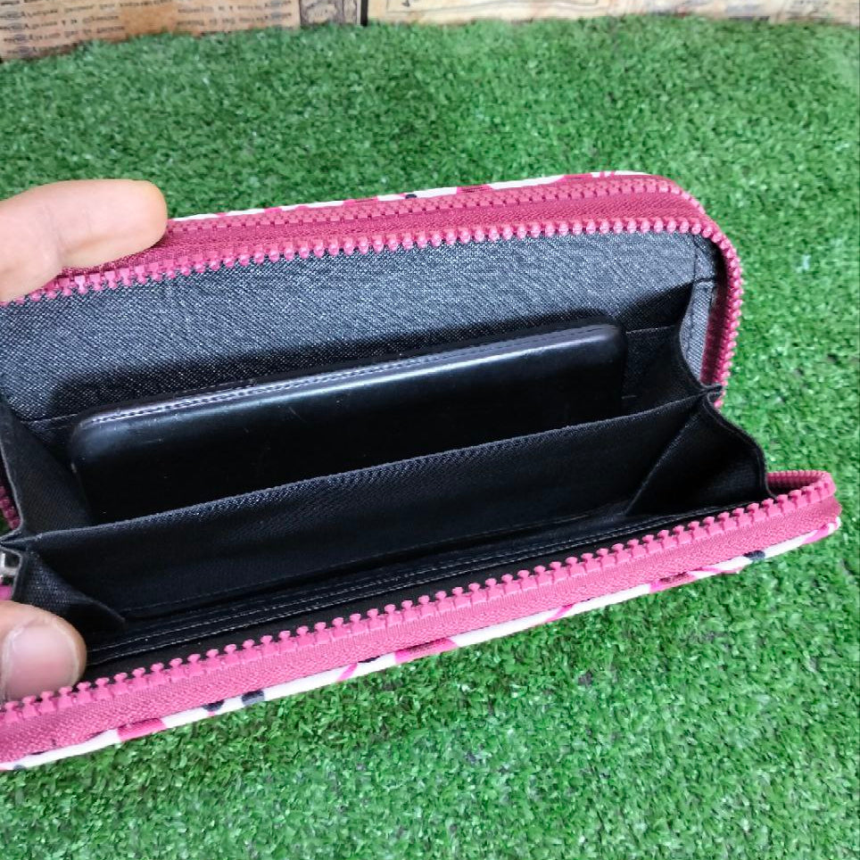 Crinkle Chic Sport Wallet: Zippered & Roomy 💖📱
