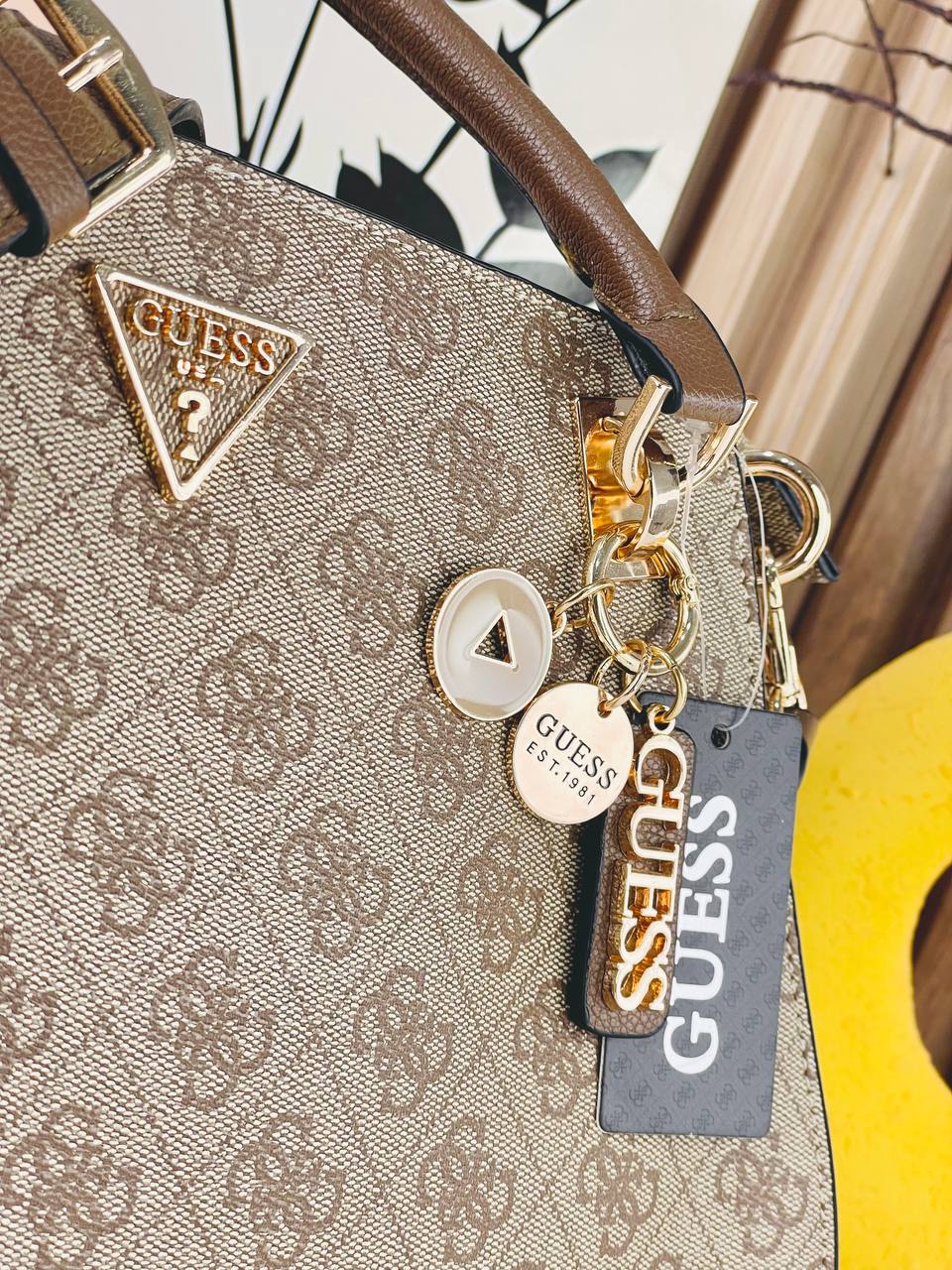 GUESS Colorblock Satchel 👜🤎❤️🖤