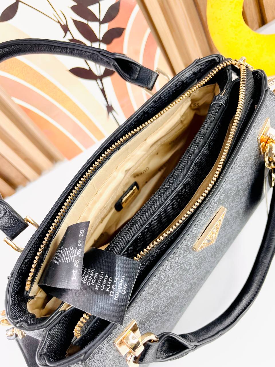 GUESS Colorblock Satchel 👜🤎❤️🖤