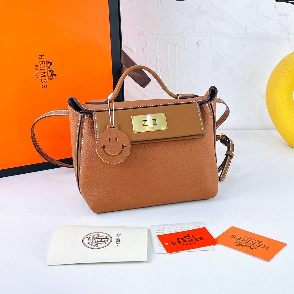 Elegant Off-White Genuine Leather Handbag with Gold Hardware 👜✨
