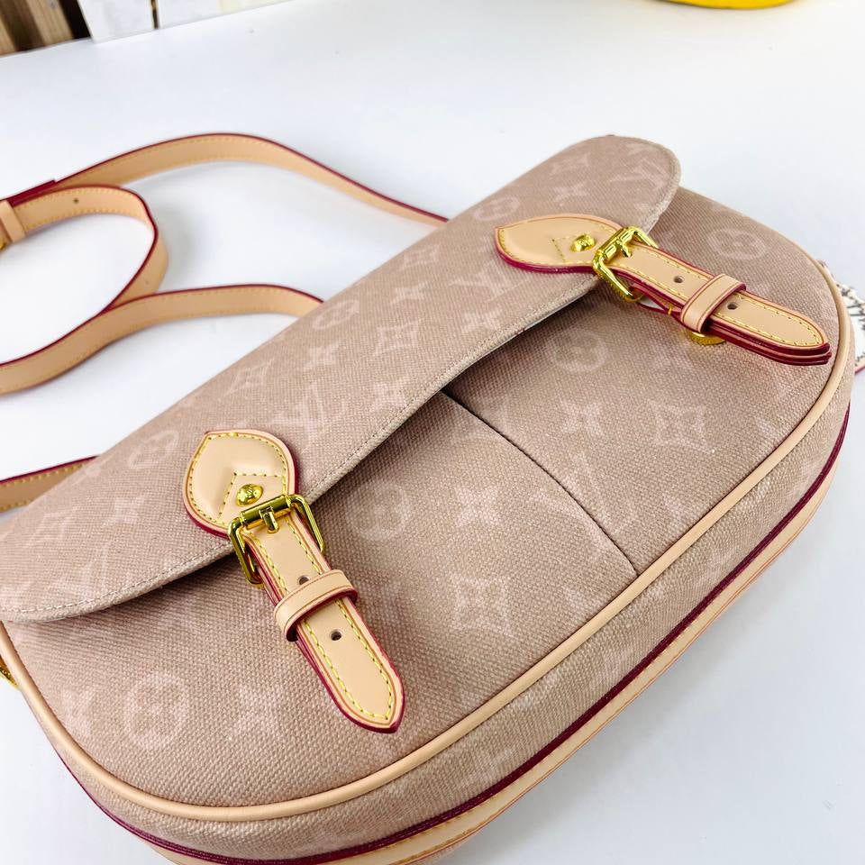 Louis Vuitton Monogram Canvas Bag with Playful Cat Charm 🐱👜