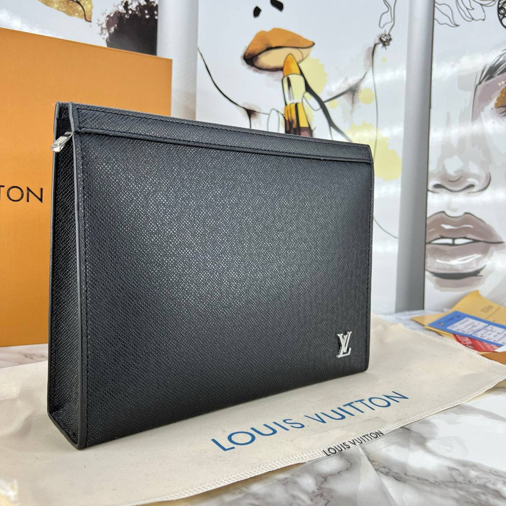 Louis Vuitton Black Clutch 🖤