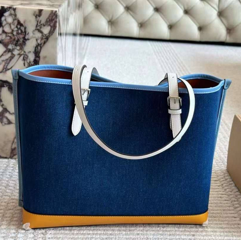 COACH Tote: Chic Carryall 🖤🤍❤️