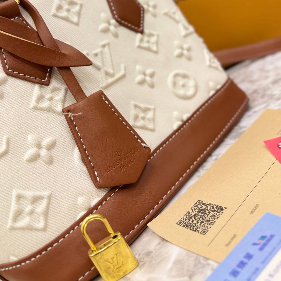 Louis Vuitton White Embossed Monogram Bag 👜🤍