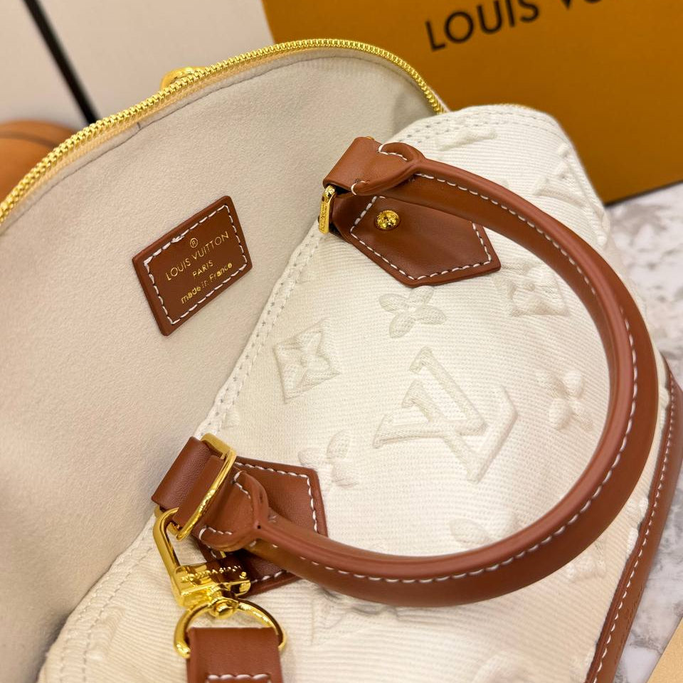 Louis Vuitton White Embossed Monogram Bag 👜🤍