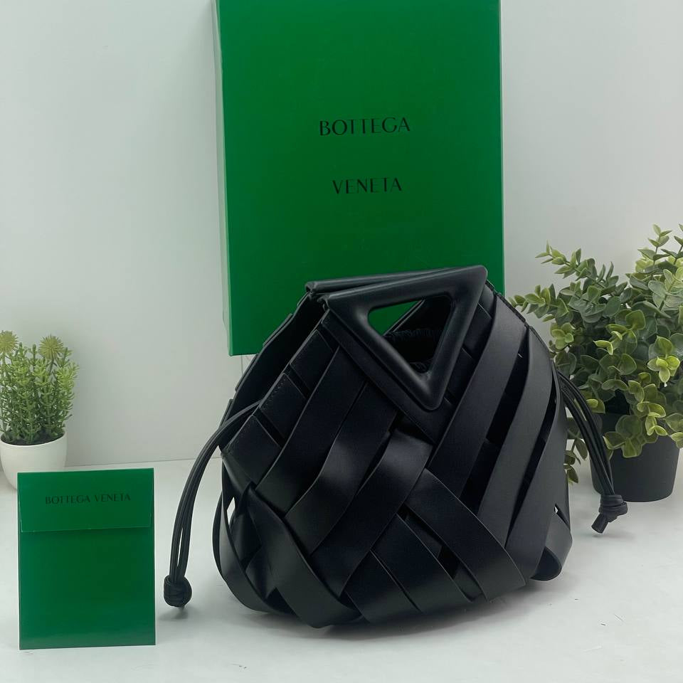 Bottega Veneta Intrecciato Point Pouch Bag in BLACK and BEIGE Leather 👜🖤✨