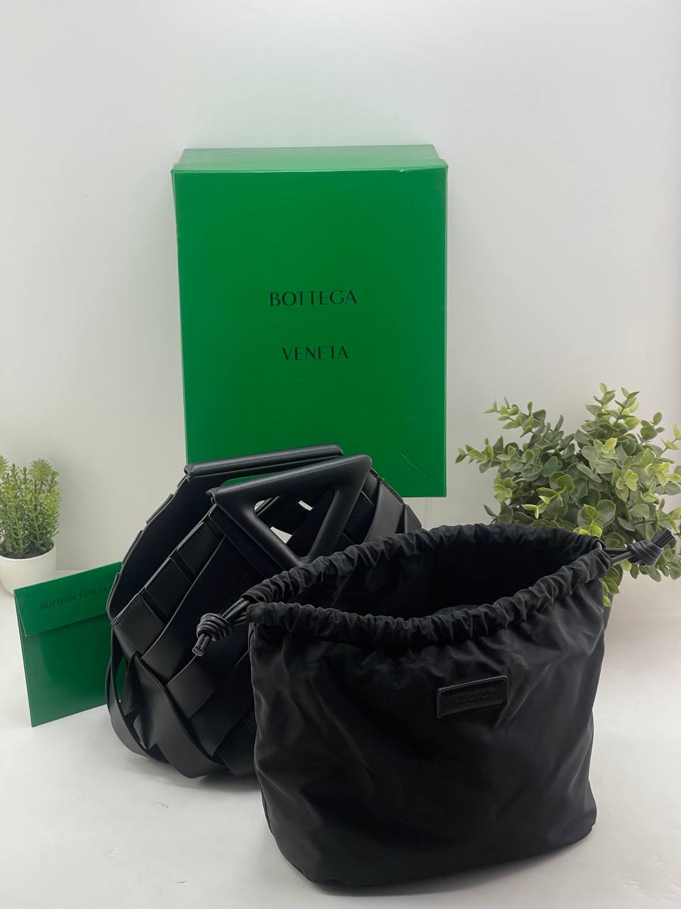Bottega Veneta Intrecciato Point Pouch Bag in BLACK and BEIGE Leather 👜🖤✨