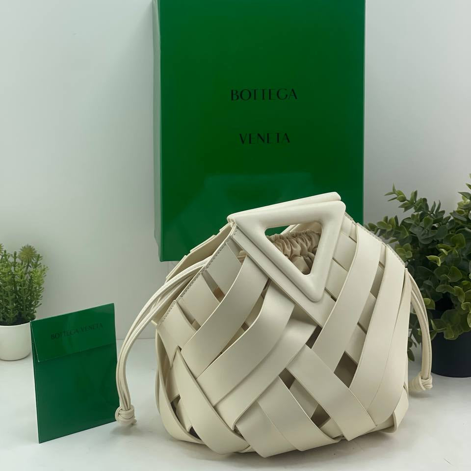 Bottega Veneta Intrecciato Point Pouch Bag in BLACK and BEIGE Leather 👜🖤✨