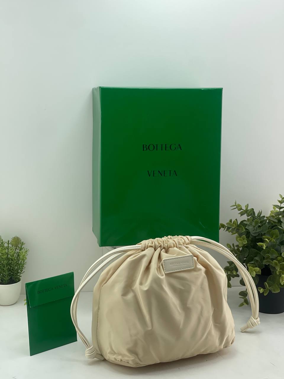 Bottega Veneta Intrecciato Point Pouch Bag in BLACK and BEIGE Leather 👜🖤✨