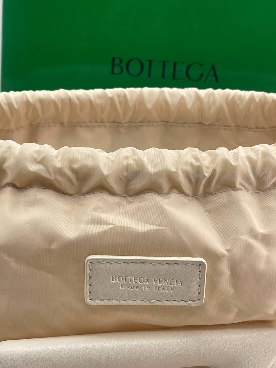 Bottega Veneta Intrecciato Point Pouch Bag in BLACK and BEIGE Leather 👜🖤✨
