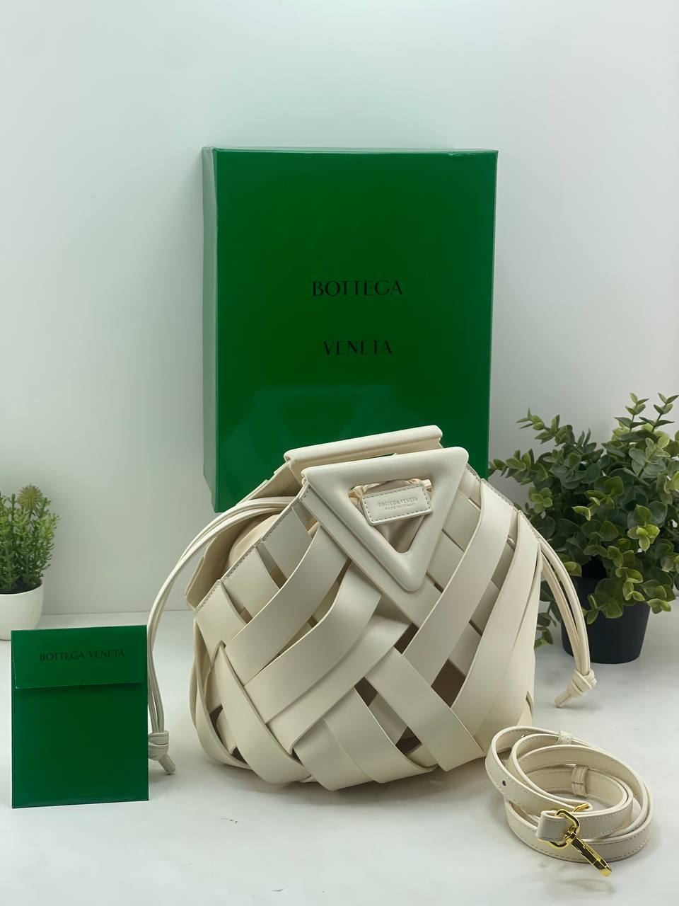Bottega Veneta Intrecciato Point Pouch Bag in BLACK and BEIGE Leather 👜🖤✨