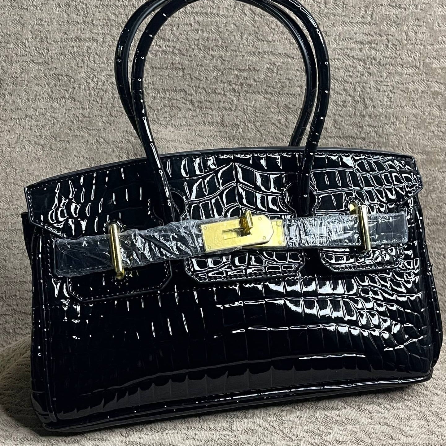 Hermès Classic: Brown & White Handbag 👜🕊️❤️