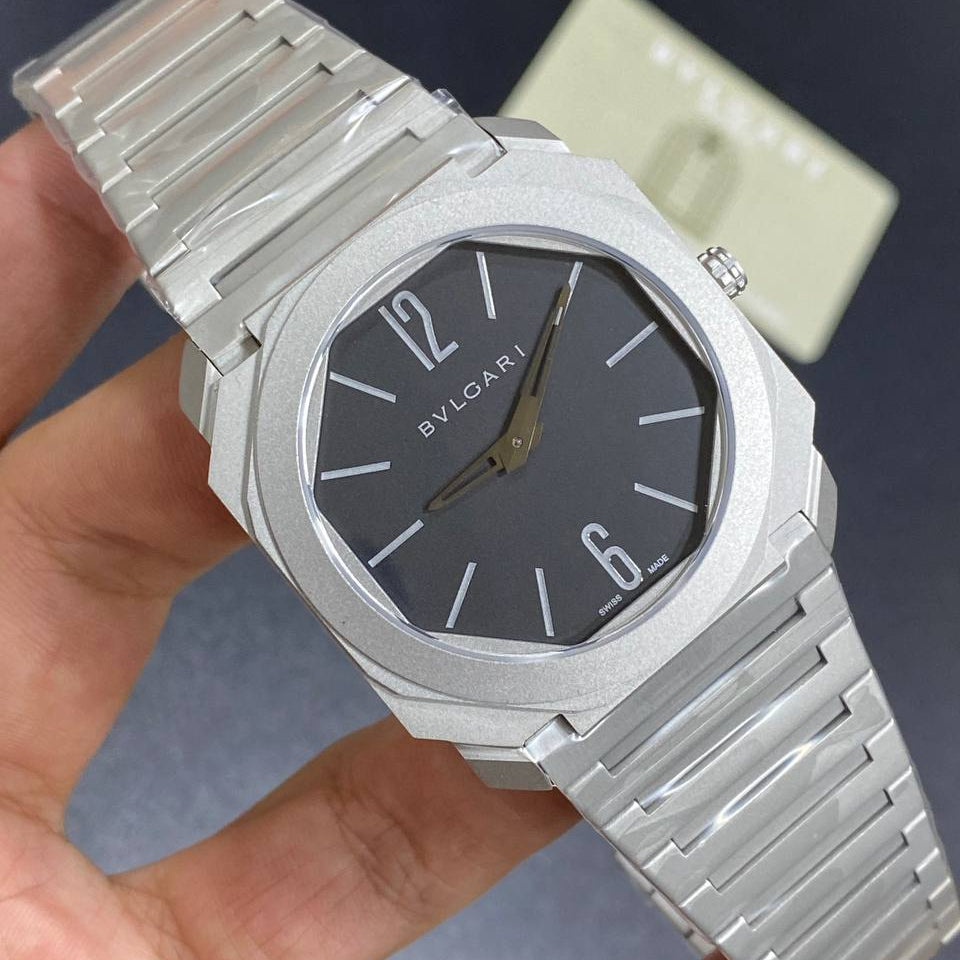 Bvlgari Octo Luxury Metal Link Wristwatch in Sleek Black