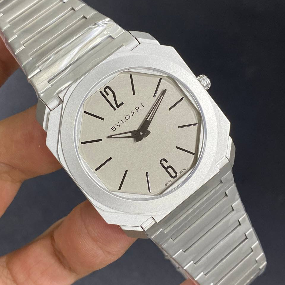 Bvlgari Octo Luxury Metal Link Wristwatch in Sleek Black