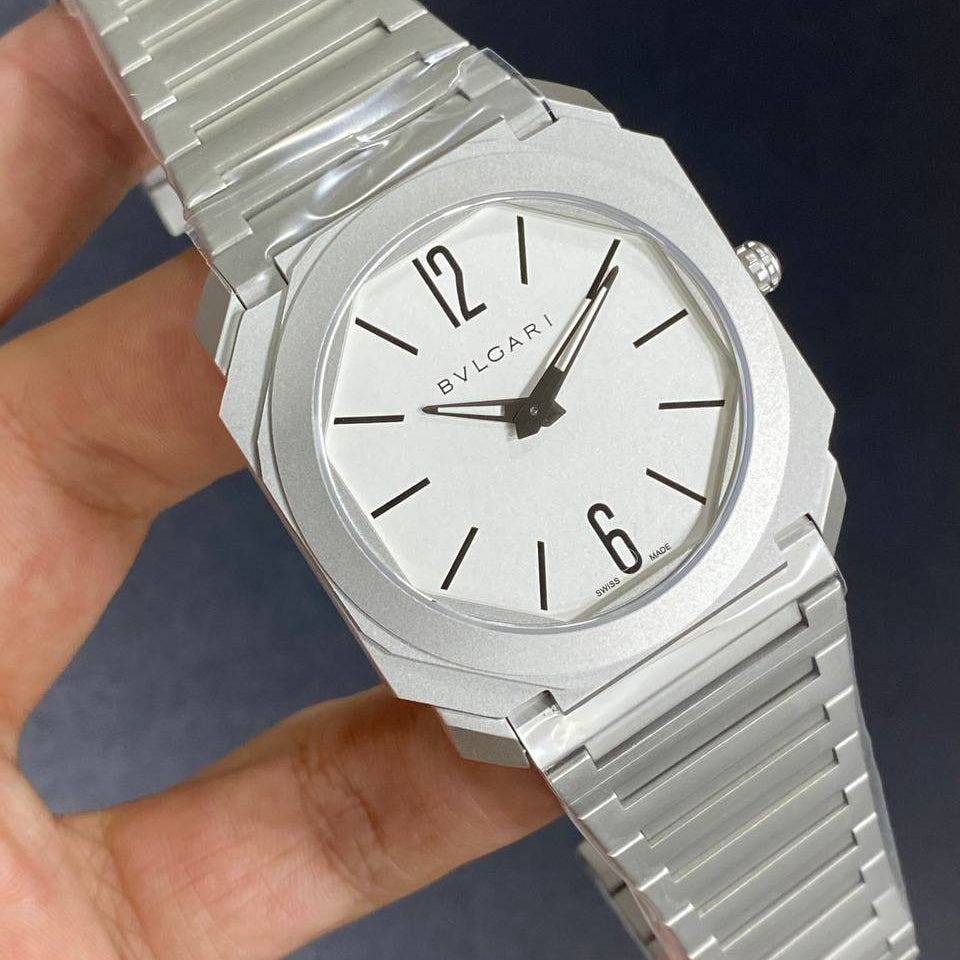 Bvlgari Octo Luxury Metal Link Wristwatch in Sleek Black