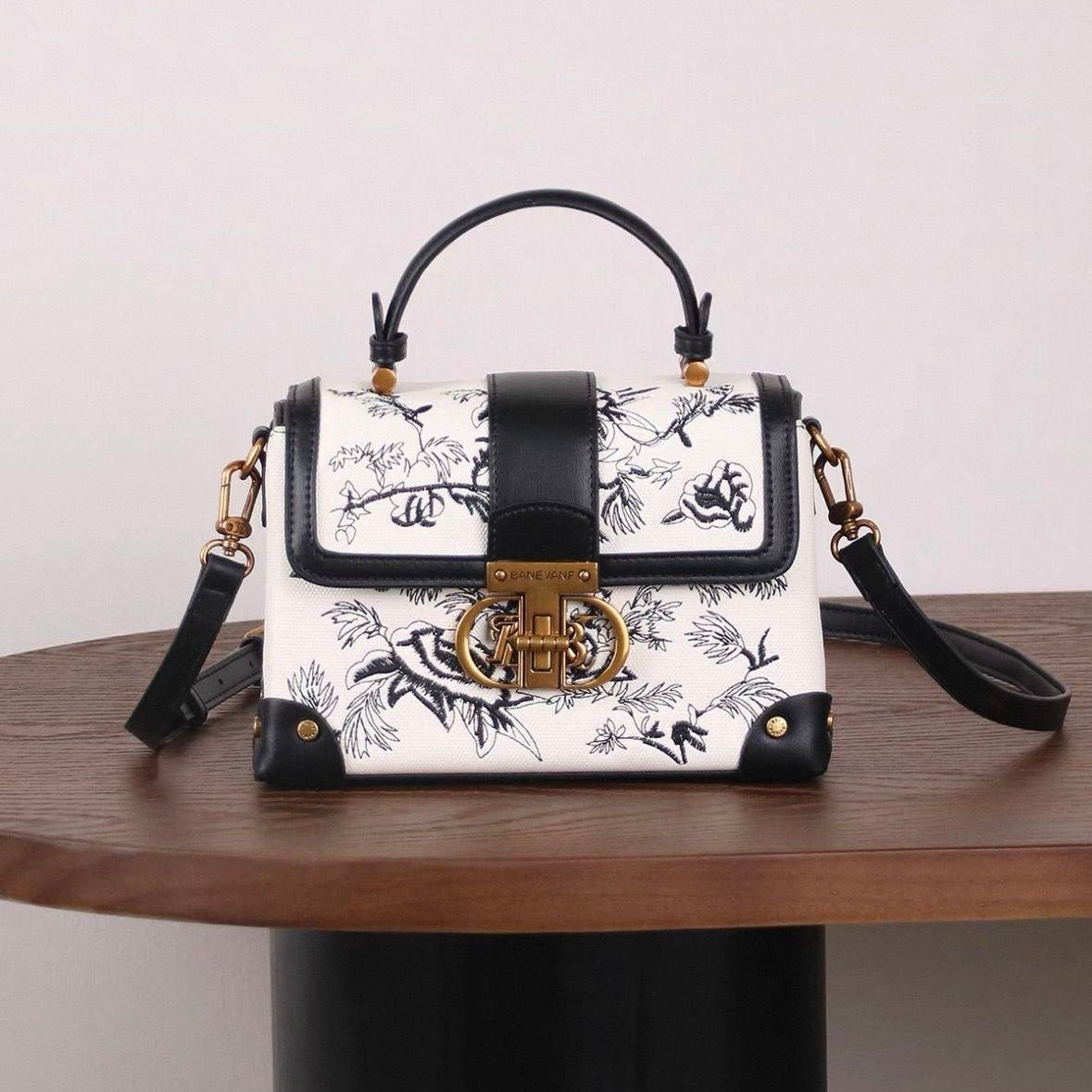 Floral Top Handle Bag 👜🌸 Black & White