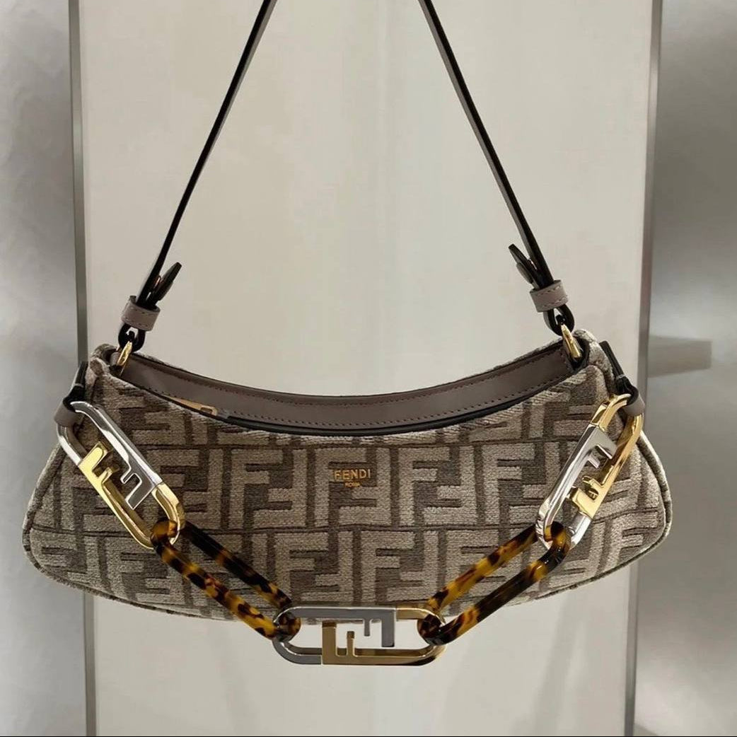 Fendi: Sleek Black Shoulder Bag 🖤👜💼