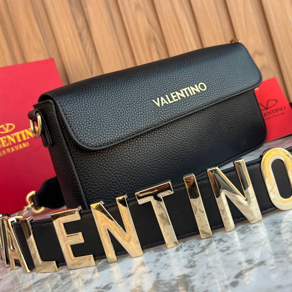 Valentino Chic Bag 🖤🤍
