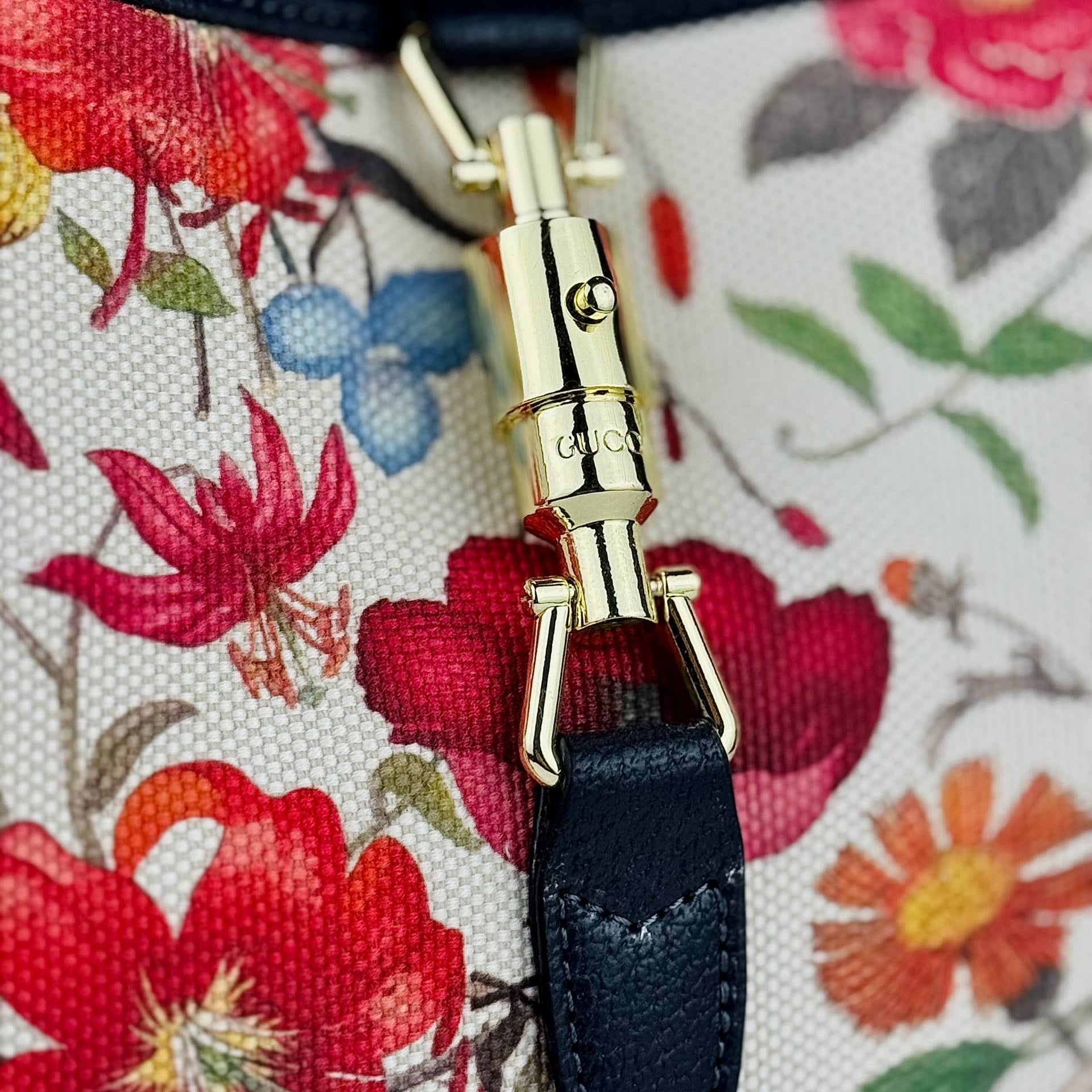 Gucci Floral Print Canvas Shoulder Bag with Gold-Tone Hardware 🌸👜